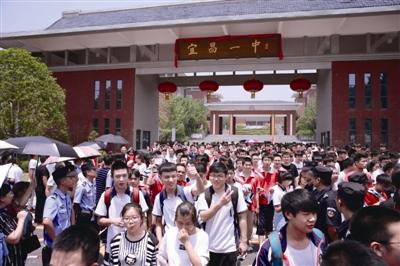 宜昌市领导巡视高考考点 高质量做好高考服务保障工作