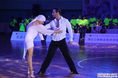 中国·宜昌体育舞蹈公开赛激情开赛