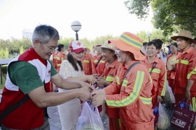 为环卫工人送清凉