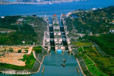 长江2018年2号洪水通过三峡水库 三峡船闸停航