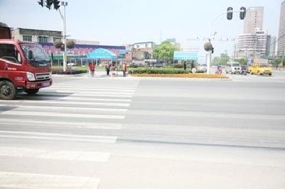 增设信号灯、人行横道线、护栏 畅通伍家岗至猇亭交通