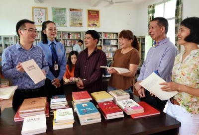 伍家岗区监察工作深入社区解忧民心