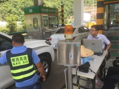 朝天吼景区漂流超火爆 各方力量为游客护航