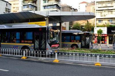 B333路公交车上孕妇晕倒  司机临时改道直送医院