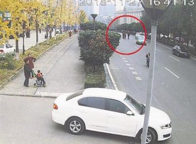 老人执意路中走 “宜昌楷模”一路护送