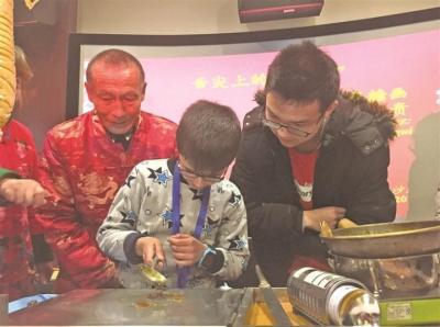 宜昌“非遗”文化走进三峡大学留学生沙龙