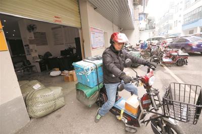 春节期间快递不打烊 部分快递公司将加收服务费