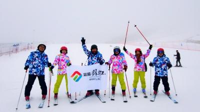 全国高山滑雪三人接力赛五峰开赛