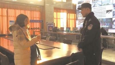 荆州女子返乡探亲丢背包 宜昌市民捡到冒雪交民警