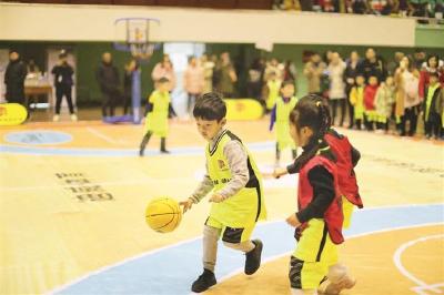 幼儿打篮球 身体倍儿棒