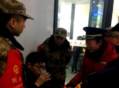 宜昌东站民兵分队及时救助晕倒旅客