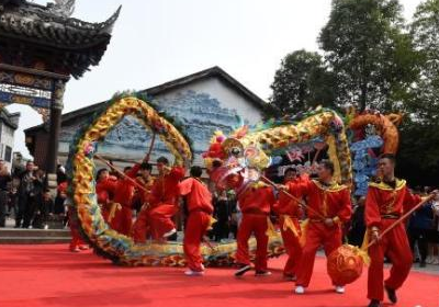 今天才是中国传统“情人节” 你计划赏灯约会吗？