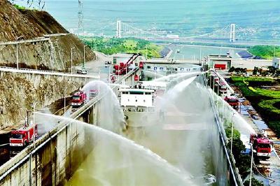 “火焰蓝”坚守三峡大坝 15年护送万余艘危化品船舶安全过闸
