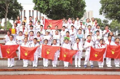 丹阳小学少先队员祝爸爸妈妈“五一”快乐