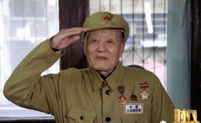 一次跨越千里的特殊颁奖仪式，只为这位95岁老兵