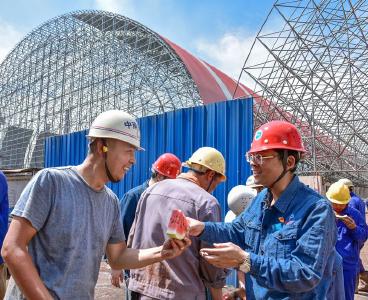 市总工会为一线劳动者“送清凉”