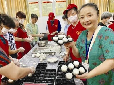 欢乐迎中秋 巧手做月饼