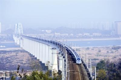 虎年首趟沿江班列鸣笛启程 1227吨“宜昌造”优势产品随车入川