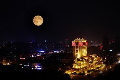 年度首场“超级月亮”巧遇“最圆元宵月” 