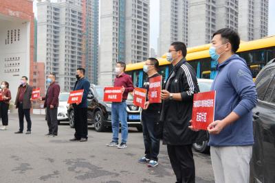 “发新书啦”！天问教师化身“快递小哥”送书上门 6000余“爱心书包”直达天问学子手中