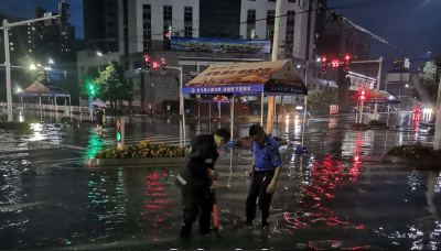 劝返车辆300余辆 疏通井盖雨篦70余个 枝江城管连夜坚守保安全 