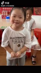 萌娃听说打针开心得转圈圈，半小时后…（光明网抖音）