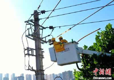 重庆发布高温橙色预警 电力工人冒酷暑坚守保电一线