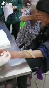 98岁爷爷抽血 100岁奶奶帮捂眼睛（光明网抖音）