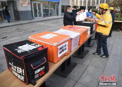 外卖现送餐新工种！大妈的服务体验下？