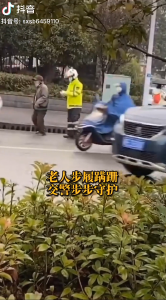 老人步履蹒跚 交警步步守护（三峡商报抖音）