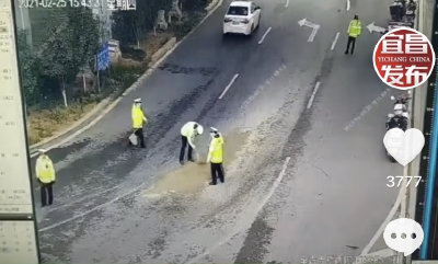 沙石洒落转弯路上 交警队员清除隐患