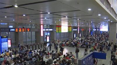 “五一”安全游 增运力优服务 交通站点迎返程高峰