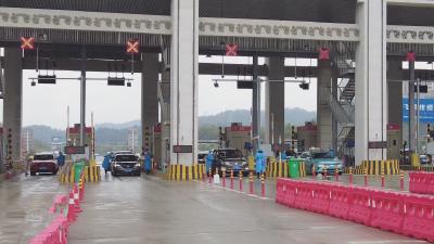 国庆长假迎返程高峰 交通卡口从容应对