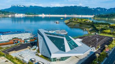 熊征宇在汉与湖北文旅集团董事长易三平座谈  
