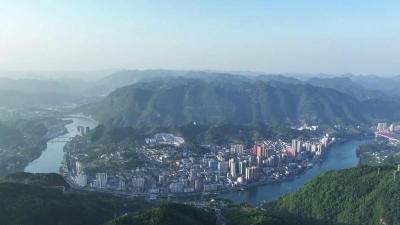 陈红辉到长阳土家族自治县调研时强调 发挥特色优势 提升发展能级  