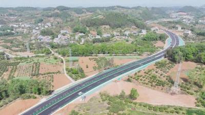 湖北首条“零碳货运走廊”试通行 破解矿车扬尘污染难题  