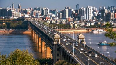 李殿勋到十堰市调研时强调 做好“青山绿水汽车城”三篇文章  