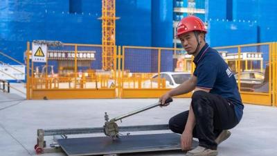 从“小工”到“大师” 用匠心“镶贴”梦想 ——记全国劳动模范、湖北盛荣建设集团有限公司镶贴工易喜成