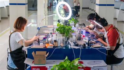 锲而不舍落实中央八项规定精神·办实事解难题｜带动20名宝妈和残疾人就业 云梦美丽工坊“指尖掘金”闯出新赛道