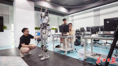 党员先锋队7天极限攻关，人形机器人“大壮”破茧成蝶  