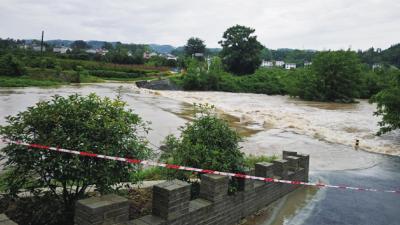 强降雨致13条河流水位上涨 点军干部群众齐心协力清淤疏通  