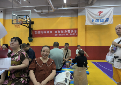 肖家岗社区：残疾人走出家门 享受游泳健身的乐趣