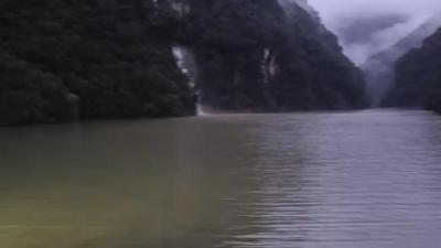 兴山县毛家河水库开闸泄洪  