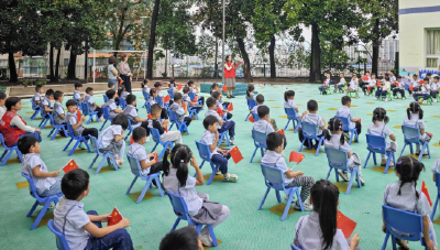 红歌嘹亮迎国庆 巧手做饼话团圆  