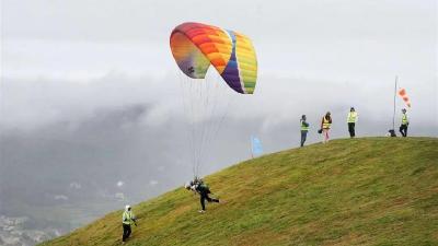 一座内陆城市的“飞天答卷”——三届滑翔伞定点世界杯对荆门意味着什么  