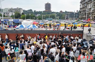 武汉8天，一口气拿下三个全国前十！