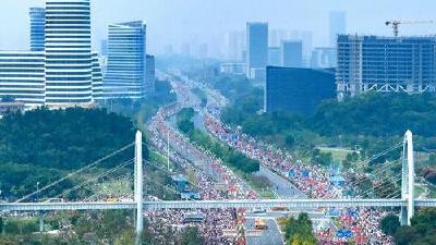紧密结合惠民生促消费，做强国内大循环——武汉党员干部群众学习领会党的二十届四中全会精神之五  