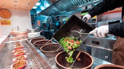 武汉“智慧大厨”在全球万家餐厅掌勺  