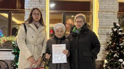 捐出珍藏87年的宝贝后，她将一张“武汉晚安”照片带回俄罗斯  