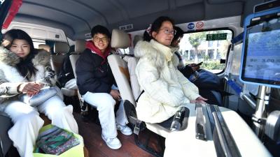 枝叶关情处，城市暖意生——笑脸在热气腾腾的日常里绽放  